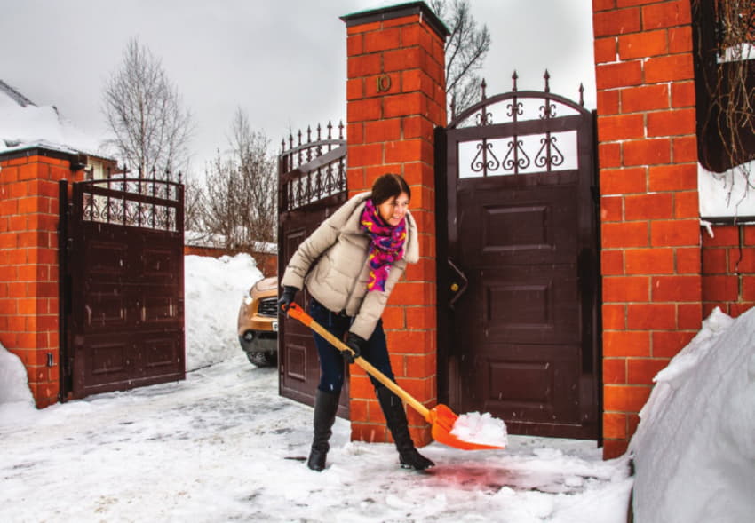 Новый у ворот. Ворота зимой. Зимние ворота открытые. Автоматические ворота зима. Ворота автоматические уличные зимой.