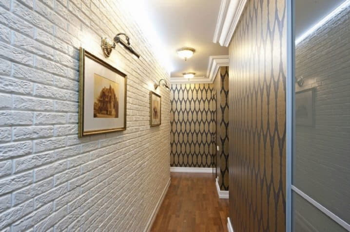Дизайн коридора в квартире с камнем и обоями