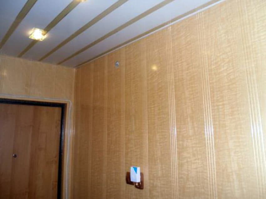 Отделка дома панель пвх. Потолок из пластиковых панелей. Отделка стен панелями ПВХ. Отделка потолка панелями ПВХ. МДФ панели для стен.