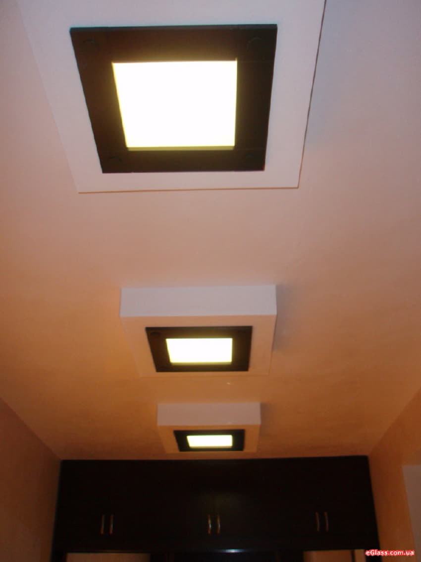 Квадратные точечные светильники на потолке