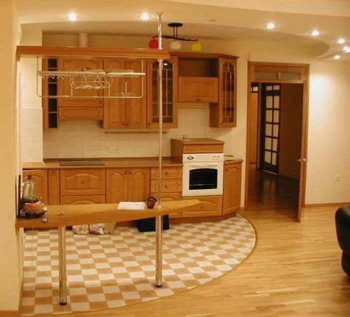 Какое покрытие лучше для кухни. Зонирование кухни плиткой и ламинатом. Комбинированный пол в кухне-гостиной. Комбинированные полы на кухне. Зонирование пола на кухне.