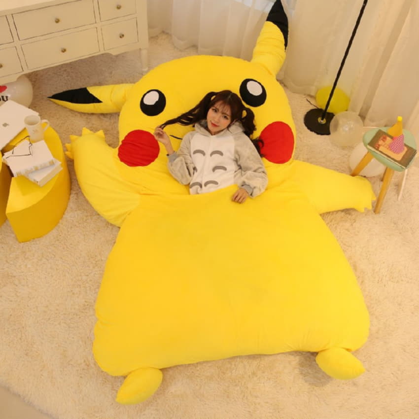 Спать игрушки одеяло. Спальный мешок Пикачу. Спальный мешок Пикачу АЛИЭКСПРЕСС. Кровать-подушка Totoro. Кровать покемон Пикачу.