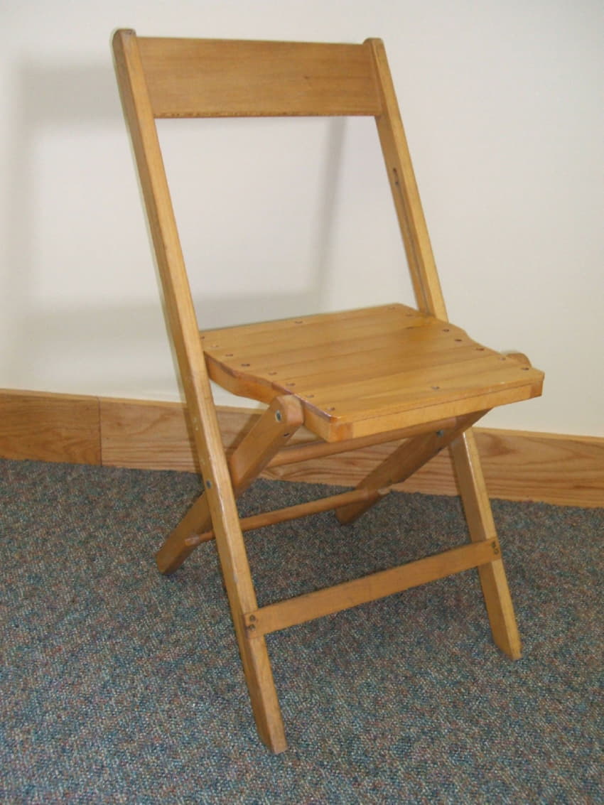 Сделать складные стулья. Самодельные деревянные стулья. Раскладной стульчик из дерева. Стул складной деревянный со спинкой. Раскладной стул из дерева.
