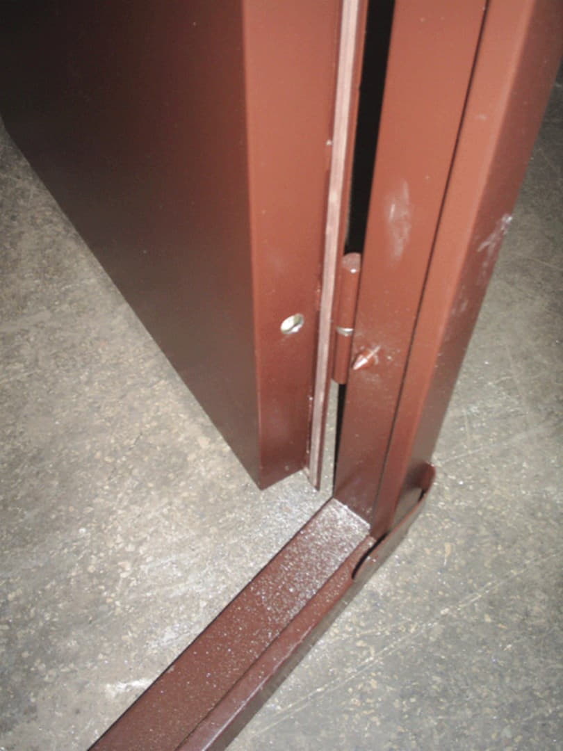 Уплотнение в притворах. Дверной притвор 6мм. Притвор дверной коробки. Притвор для металлической двери. Самодельная металлическая дверь.